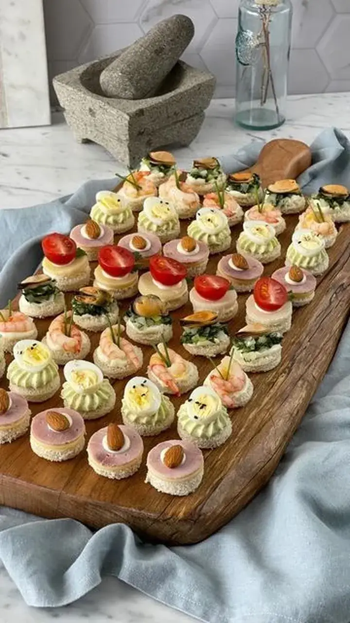 Tabla de madera llena de aperitivos premium variados