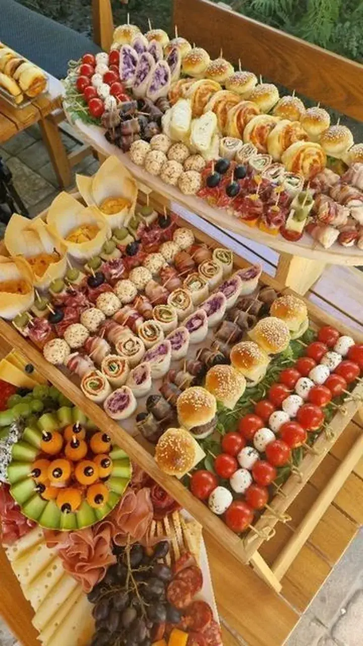 Tabla de madera llena de aperitivos premium variados