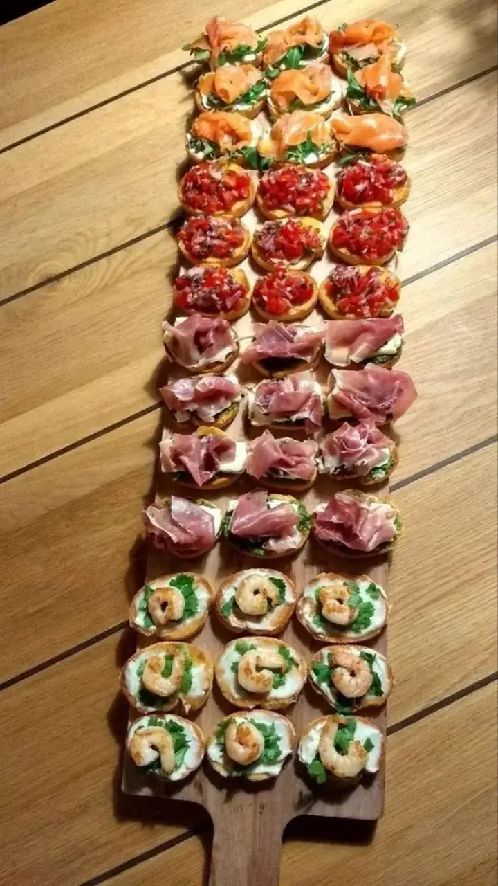 Tabla de madera llena de aperitivos premium variados