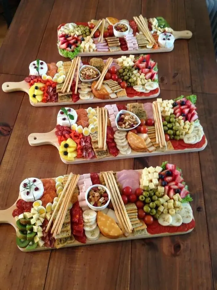 Tabla alargada con quesos, embutidos y fruta