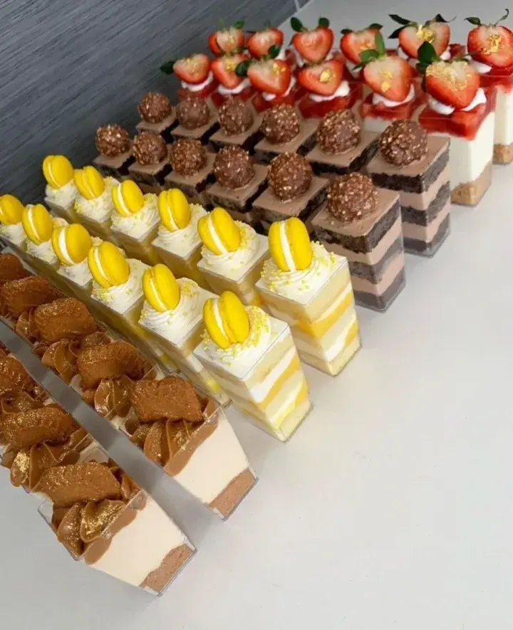Postres por capas en vasitos sobre la mesa